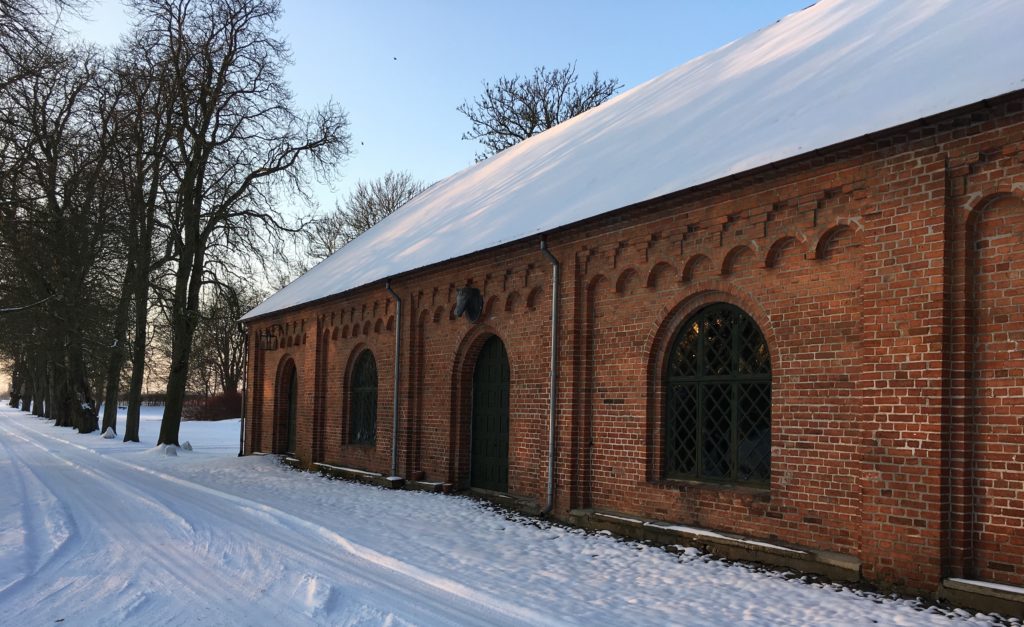 Tegelbyggnad i vinterlandskap