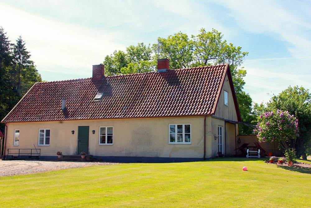 Gult bostadshus med grön dörr