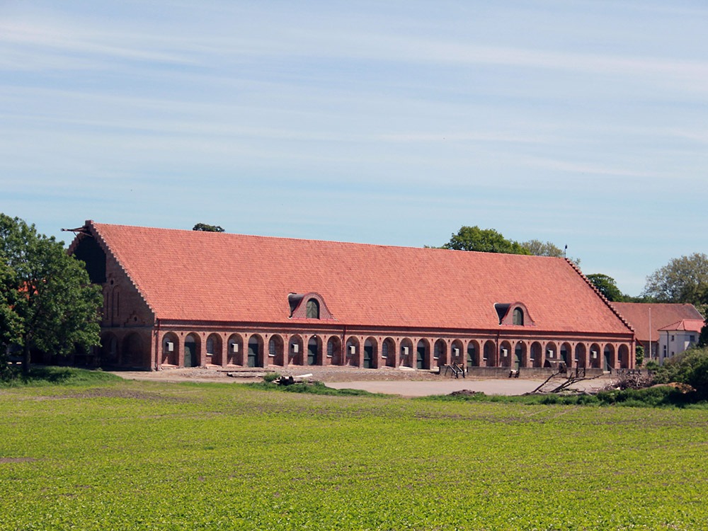 Röd tegelbyggnad, gammalt stall