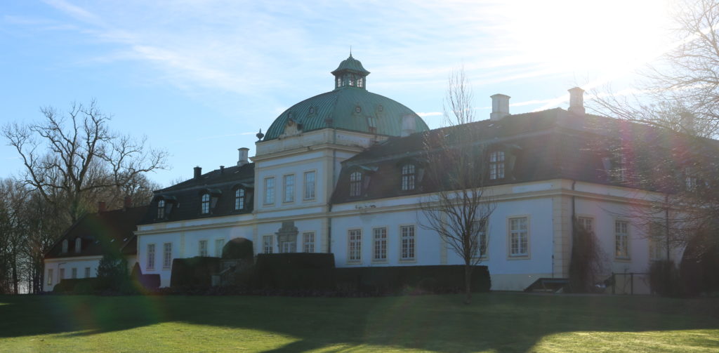 Jordberga slott, vitt slott med koppartak och gula detaljer